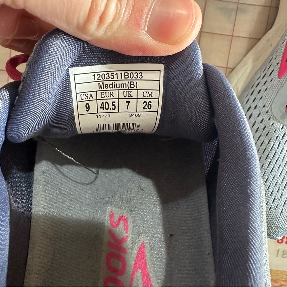 Brooks Womens running shoes in Grey and Pink Size 9 Medium - Picture 7 of 8